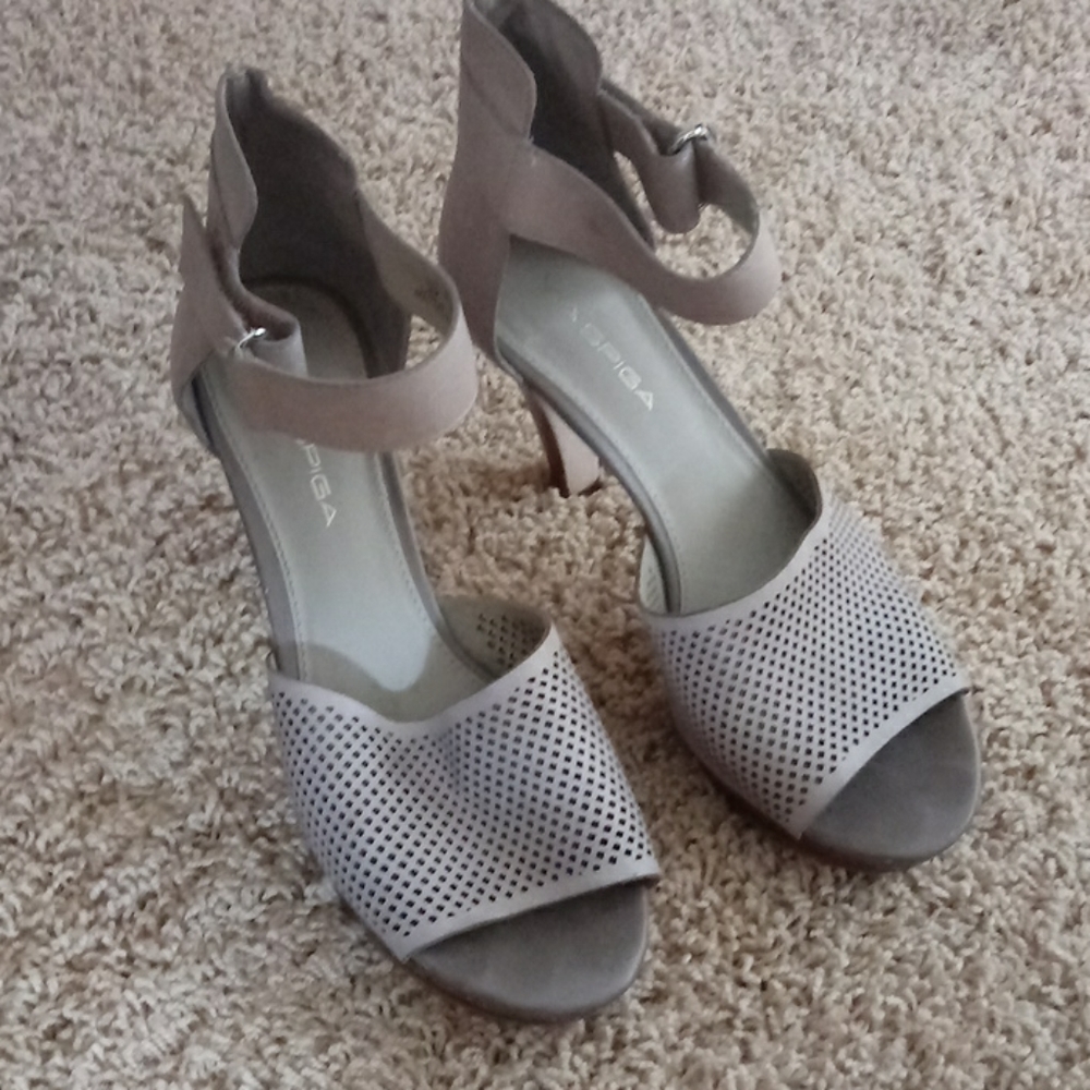 Via Spiga  Grey Leather Heels
